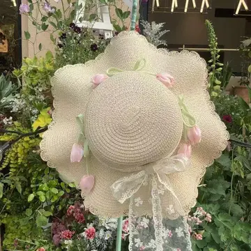 꽃 장식이 있는 베이지 밀짚모자