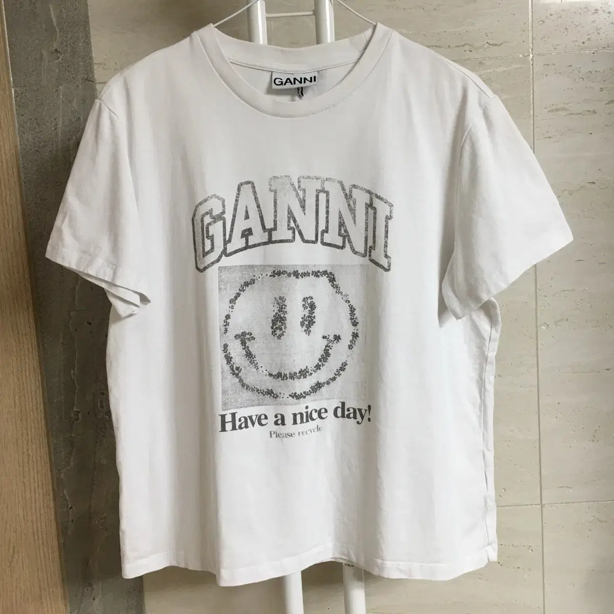 <NAO>GANNI Tシャツ スマイルマーク GANNI street shoot blogger Nordic style cartoon smiley print