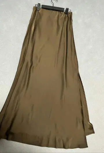 올리브 그린 새틴풍 롱 스커트 슬릿 디테일
