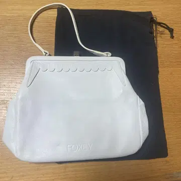 FOXEY 화이트 가죽 핸드백