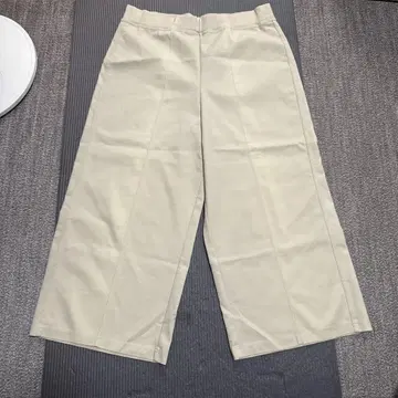 베이지 가우초 팬츠 백 포켓 부착 두클라쎄 Do Classe