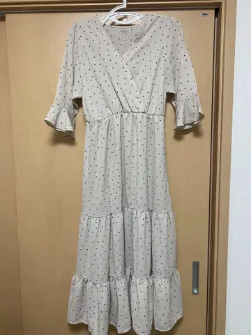 NICE CLAUP 도트 무늬 원피스 크림 컬러