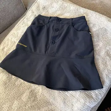 LE COQ SPORTIF 네이비 컬러 버튼 스커트 1회 사용