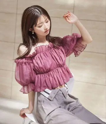 SNIDEL 프릴 오프숄더 탑