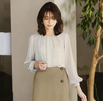 기하학 프린트 드레이프감 블라우스 베이지