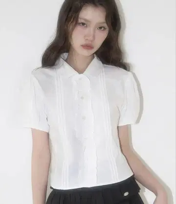 일리고 핀턱 프릴 블라우스 화이트