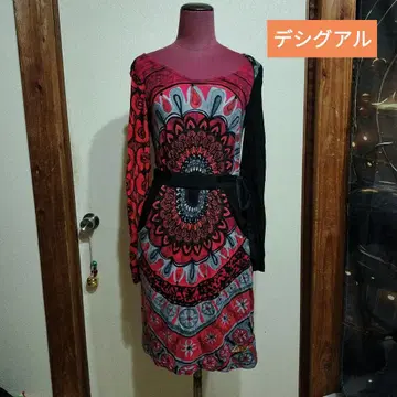 빨간색과 검은색의 기하학 패턴 긴팔 원피스 데시구알