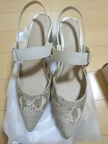 RANDA 란다 벨트 스트랩 펌프스 (BEIGE)