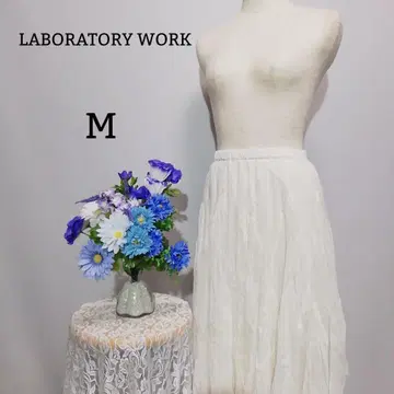 라보라토리 워크 최고급 새상품급 플레어 스커트 M 사이즈 화이트 계열!