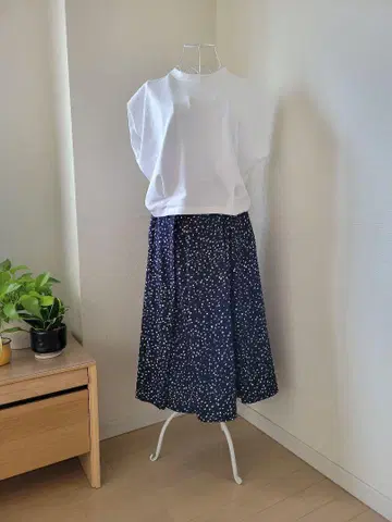 네이비 화이트 도트 플레어 스커트