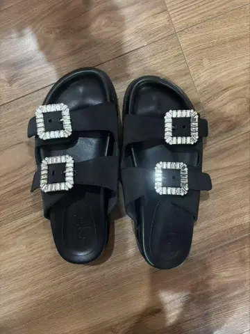 LE TALON 비쥬 버클 블랙 샌들