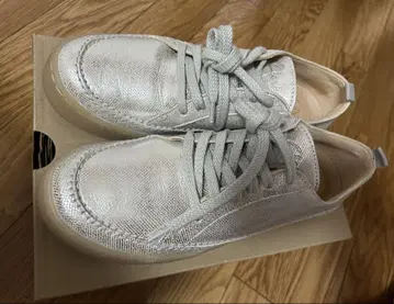클락스 실버 메탈릭 스니커즈 24cm