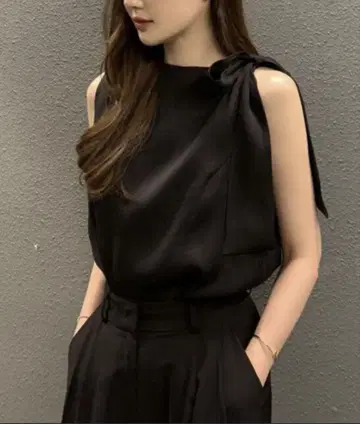 on:nue 원숄더 리본 블라우스/2025 SS COLLECTION
