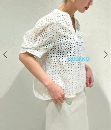 서클 플라워 자수 키 넥 블라우스