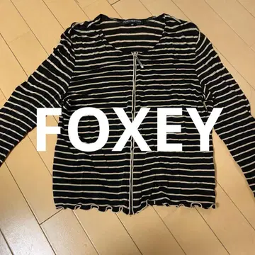 FOXEY 스트라이프 프릴 밑단 가디건 40 M 로고 지퍼