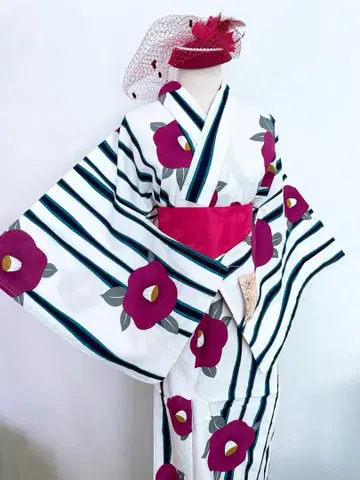 빨간 꽃 무늬 유카타와 핑크 오비
