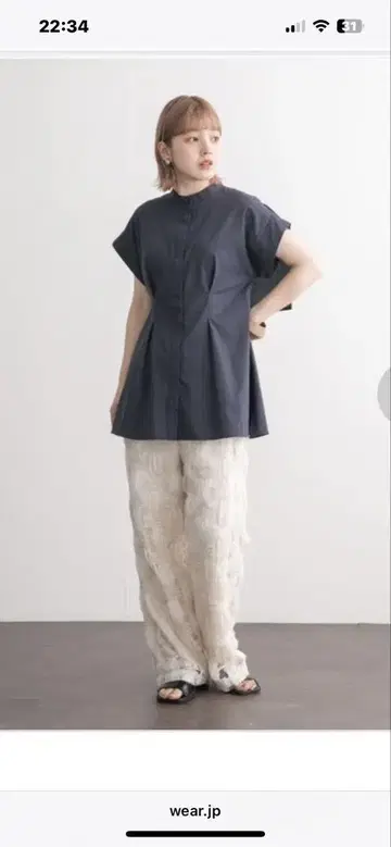 (새상품급) KBF 레이어드 슬리브리스 블라우스 네이비 컬러 팔뚝 커버