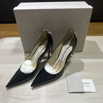 JIMMY CHOO 비쥬가 장식된 하이힐