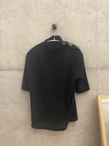 TARO HORIUCHI 블랙 시어 탑 하이넥 버튼