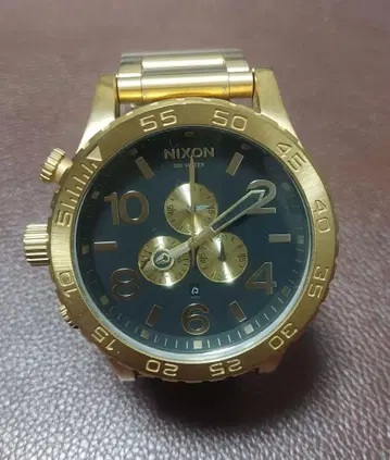 NIXON 골드 블랙 쿼츠 손목시계