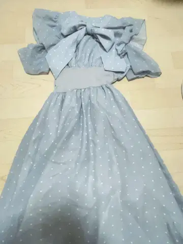 evelyn 스카이블루 도트 무늬 하트 리브 원피스