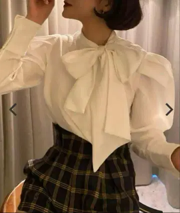 비비 리본 소매 블라우스