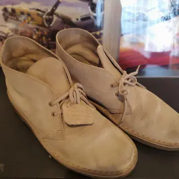 Clarks 데저트 부츠 베이지 스웨이드 얇은 카모 패턴.