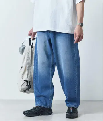 와이드 실루엣 배럴 레그 데님