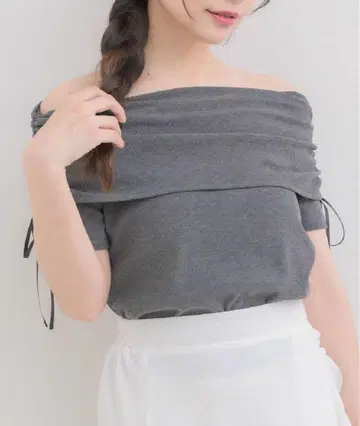 오프숄더 그레이 상의 리본 포함