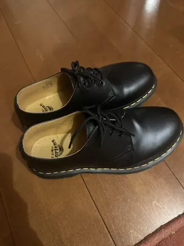 Dr. Martens 블랙 가죽 신발