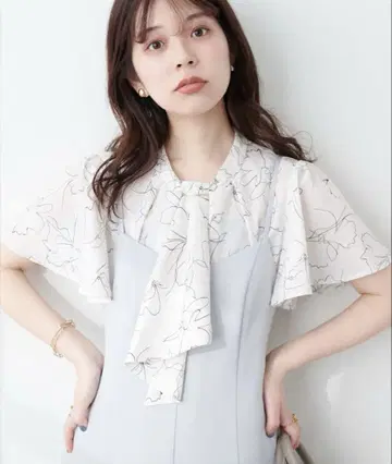 골드 바가 달린 보타이 블라우스