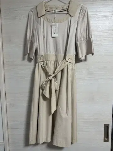 to be chic 베이지 반팔 무릎 기장 원피스
