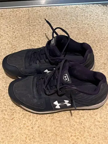 Under Armour 네이비 스파이크 슈즈