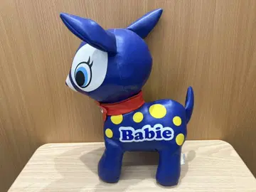 물방울 패턴의 파란색 마스코트