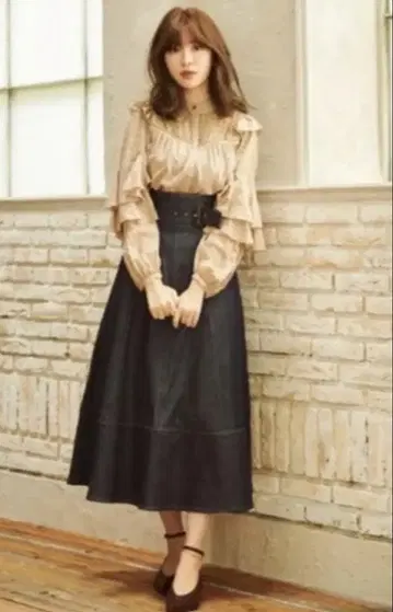 그녀의 입술을 한쪽 어깨에 대고 데님 장막 치마