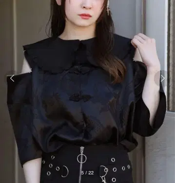 SPINNS DARRDY 어깨 지퍼 세일러 카라 새틴 자카드 셔츠