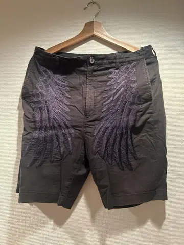 깃털 자수 다크 그레이 숏 팬츠
