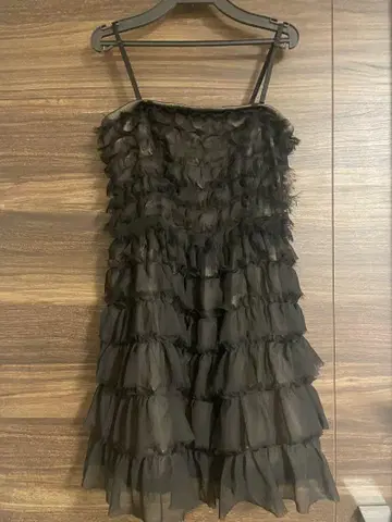 프릴이 달린 블랙 미니 드레스 ROYALPARTY