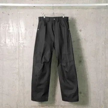 오마르 아프리디 무릎 부분에 화살 모양의 디자인이 들어간 플레어 팬츠