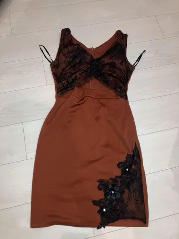 레이스 장식 브라운 타이트 드레스