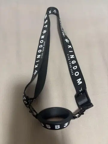 KINGDOM 로고 스트랩 블랙