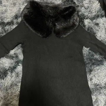 블랙 퍼 카라 부착 긴팔 상의