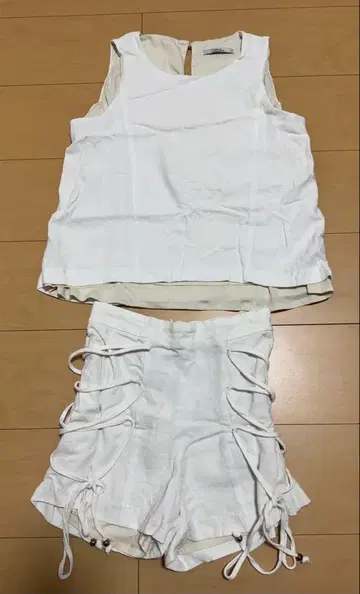 앰비언트 화이트 상의 숏팬츠 셋업