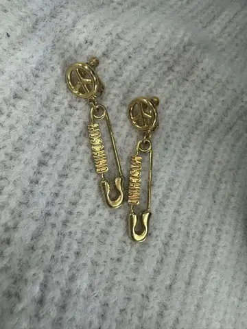 골드 안전핀 디자인 귀걸이