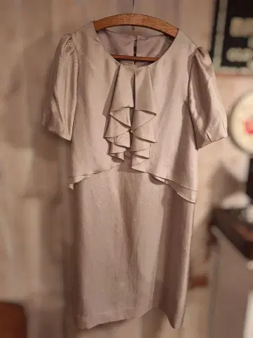베이지 프릴 무릎 기장 드레스