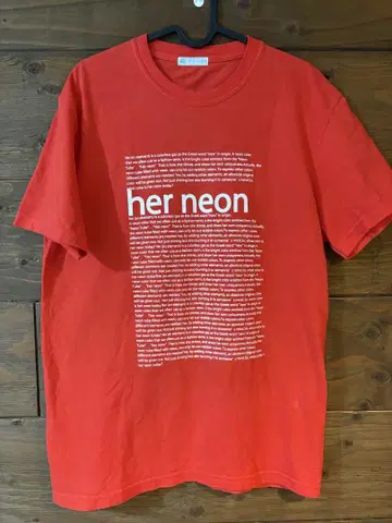 herneon 하네온 PEBBLE / RED 티셔츠