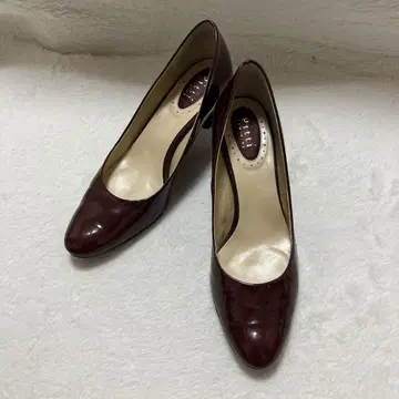 새상품급 피티 라운드토 핑힐 에나멜 펌프스 24 브라운