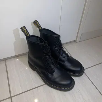 Dr. Martens 8홀 부츠