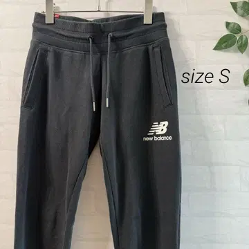 New Balance 로고 프린트 맨투맨 조거 팬츠 블랙