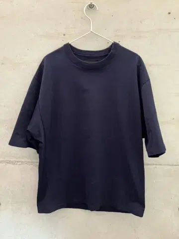 AUBERGE 티셔츠